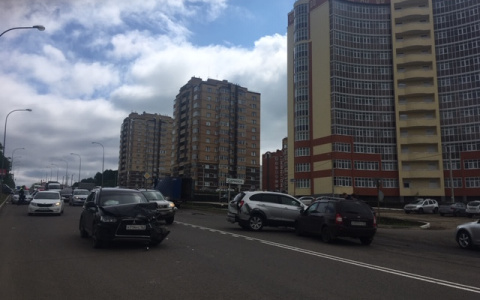 Лихач устроил массовое ДТП на улице Победы в Саранске: пострадал школьник (фото)