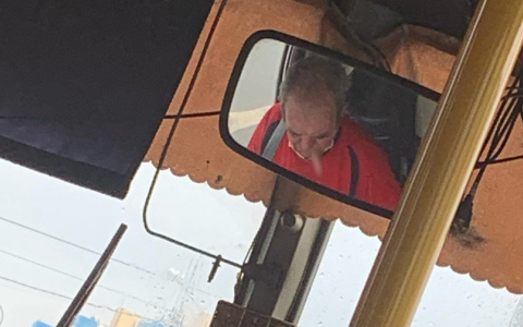 Жителей Саранска возмутил водитель автобуса, курящий в салоне