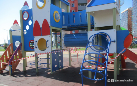 Жители Саранска срывают сигнальные ленты с детских игровых площадок