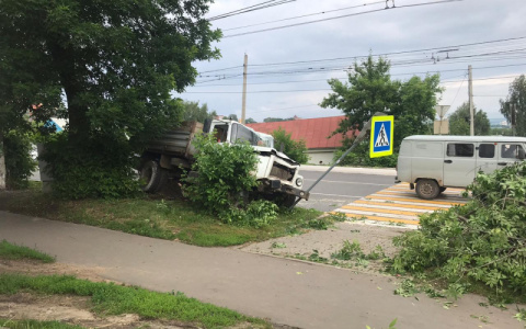 Грузовик в Саранске врезался в дерево и дорожный знак