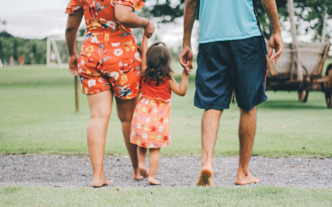 В Минтруде объяснили порядок новых выплат в 10 тысяч рублей на детей