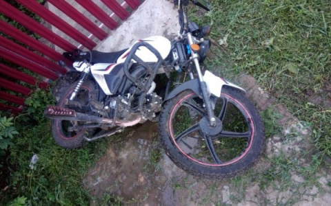 Несовершеннолетний мопедист попал в реанимацию после столкновения с «Грантой» в Мордовии