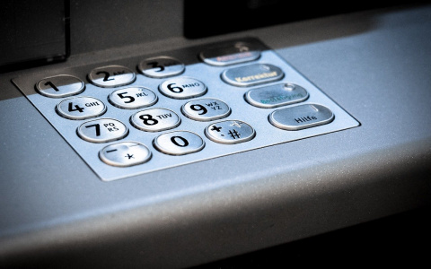 Пенсионерка из Мордовии приняла мошенника за кавалера внучки и перевела ему деньги