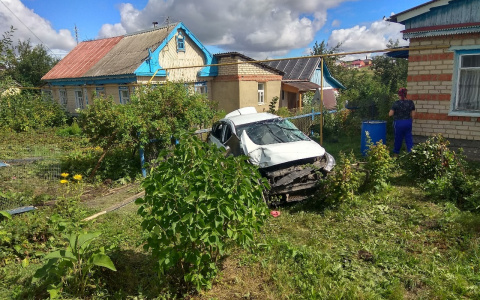 Серьезно помяло: в Мордовии авто протаранило столб и влетело в дом