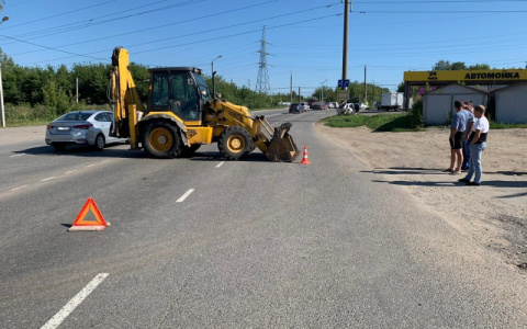Трактор врезался в легковушку в Саранске: есть пострадавший