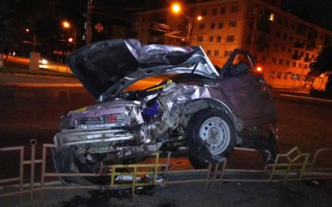 ДТП в Саранске: от удара легковушку закинуло на ограждение