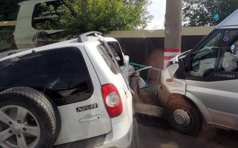 Пять человек пострадали при столкновении микроавтобуса и «Шевроле Нивы» в Саранске