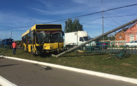 В Саранске пассажирский автобус вылетел с дороги и протаранил фонарь