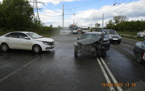 Невнимательный водитель устроил тройное ДТП в Саранске: четверо пострадали