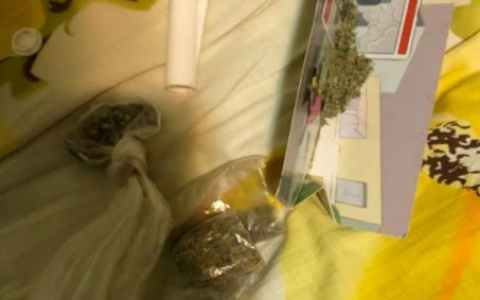 В Саранске полицейские поймали двух «закладчиков» со свертками наркотика