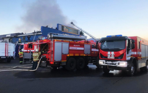 На улице Строительной в Саранске горели грузовик и здание