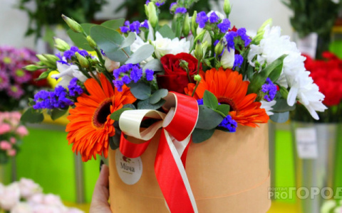 Деньги вместо цветов: в одном из поселков Мордовии дети пришли в школу не с букетами