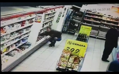 Двое парней украли из магазина в Саранске восемь килограммов сыра и шесть каталок колбасы