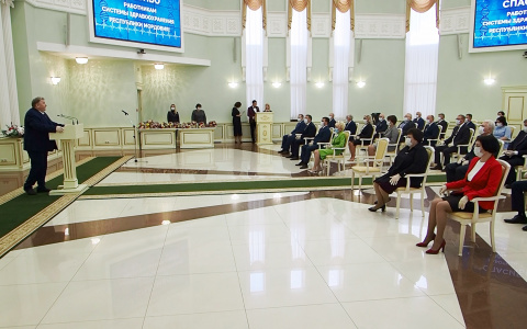 Глава Мордовии вручил награды за активное участие в борьбе с коронавирусной инфекцией