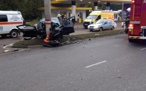 В Саранске влетевшая в столб «Калина» превратилась в груду железа