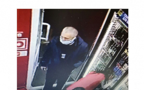 Полицейские Саранска ищут мужчину, пытавшегося расплатиться в магазине чужими картами