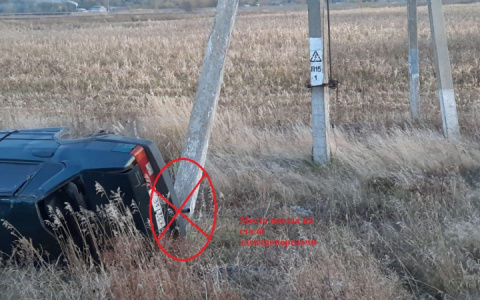 В Мордовии «ВАЗ» съехал в кювет и врезался в столб: один человек погиб