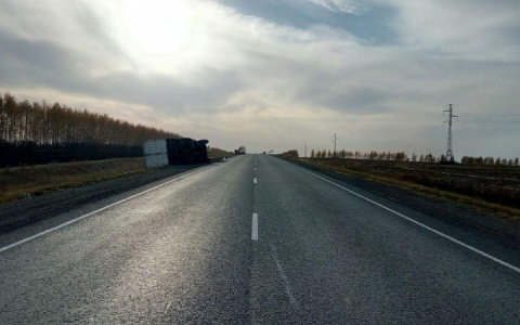 Большегруз опрокинулся после столкновения с иномаркой на трассе в Мордовии