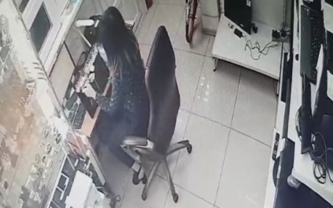 В Саранске продавец комиссионного магазина присвоила золотые цепочки