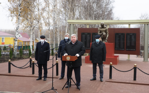 Глава Мордовии возложил цветы к новому памятнику воинам в селе Новотроицкое