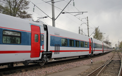 В Мордовии на переезде столкнулись поезд «Стриж» и автомобиль