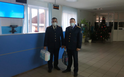 Сотрудники СК Мордовии навестили в больнице мальчика, которого пыталась убить собственная мать