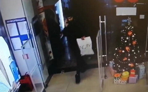 Полицейские ищут парня, укравшего дорогие часы из магазина в Саранске