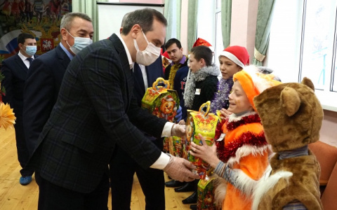Воспитанники Инсарской школы-интерната получили новогодние подарки от Артема Здунова