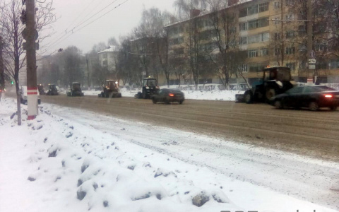 Коммунальные службы расчищают улицы Саранска в круглосуточном режиме