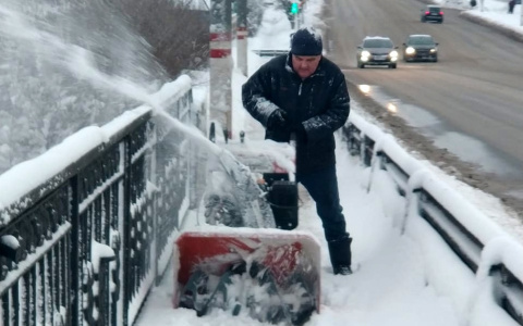 Мэр Саранска лично вышел на уборку снега