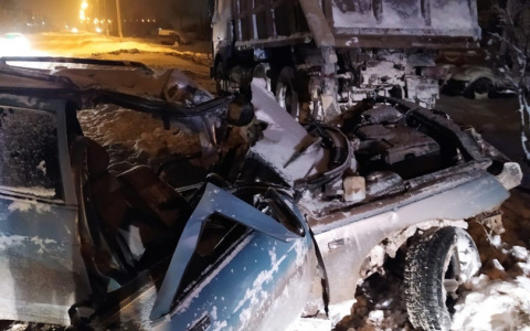 В Мордовии водитель «ВАЗа» снес столб и врезался в припаркованный большегруз