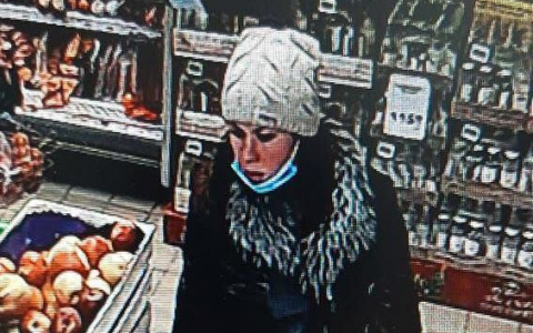 Полицейские Саранска ищут женщину, которая расплатилась в магазине чужой картой