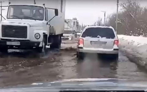 Коммунальная авария в Саранске: дорога затоплена сточными водами