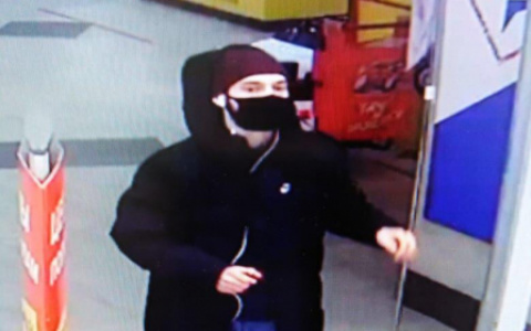 В Саранске ищут парня, укравшего куртку из спортивного магазина