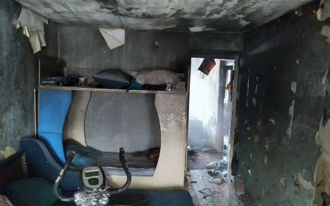 В Мордовии двоих детей спасали из горящего дома через окно