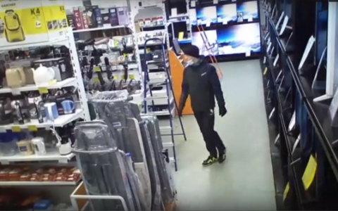 Спрятал камеру в трусы: в Саранске разыскивают молодого человека, который обокрал магазин техники