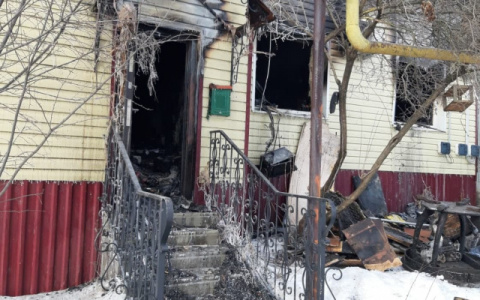 Прокуратура Мордовии проверит работу пожарных в горящем доме, где погиб ребенок