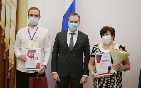 Артем Здунов встретился со студентами-победителями регионального чемпионата «Молодые профессионалы»