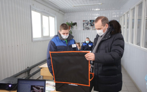 Артём Здунов вручил студенту Руслану Мукубенову набор автомобилиста