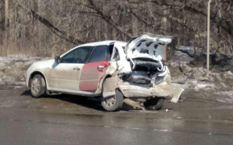 В Саранске Cadillac жестко протаранил такси, пострадала девушка
