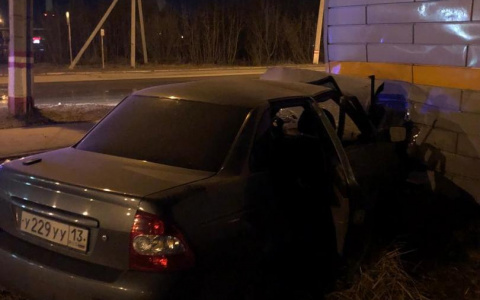 «Лада Приора» врезалась ночью в магазин в Саранске, четыре человека в больнице