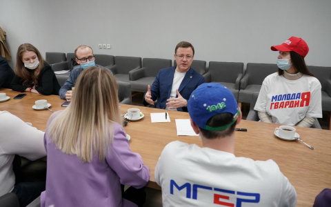 Глава Самарской области встретился с волонтерами на игре «Крыльев Советов» с «Динамо»