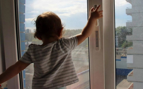 В райцентре Мордовии 3-летняя девочка выпала из окна и осталась жива