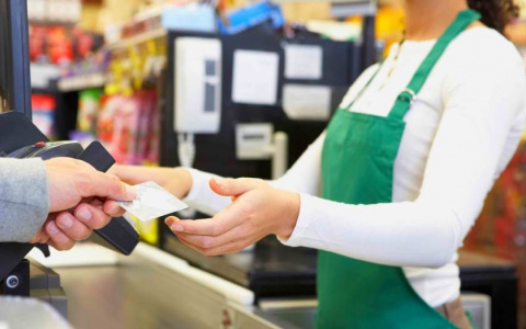 Продавщицу винного магазина подозревают в присвоении более 300 тысяч рублей