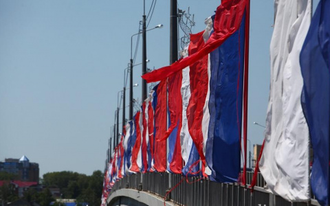 В Саранске двое молодых людей выбросили с моста праздничные флагштоки