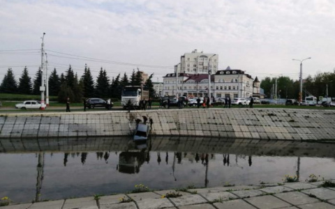 В центре Саранска автомобиль свалился в реку