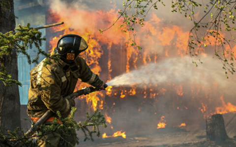Мотоцикл и постройка сгорели во время крупного пожара в пригороде Саранска