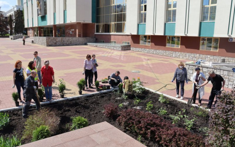 В Саранске высадили цветы у памятника Эрьзи