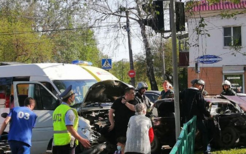 Двое детей и трое взрослых пострадали в аварии с микроавтобусом в центре Саранска