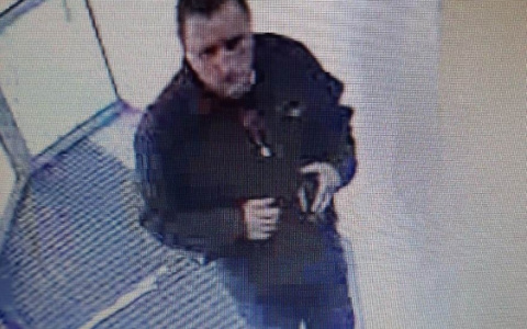 В Саранске разыскивают мужчину, который забрал чужие деньги из банкомата